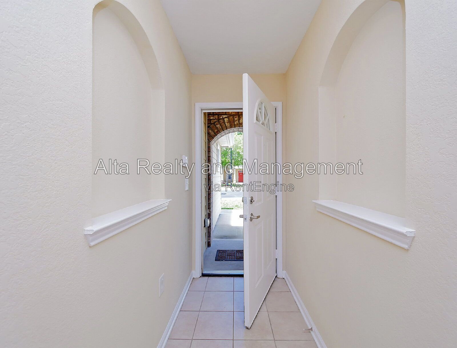 Stylish Baymeadows Townhome with Dual Suites & Resort Amenities property image