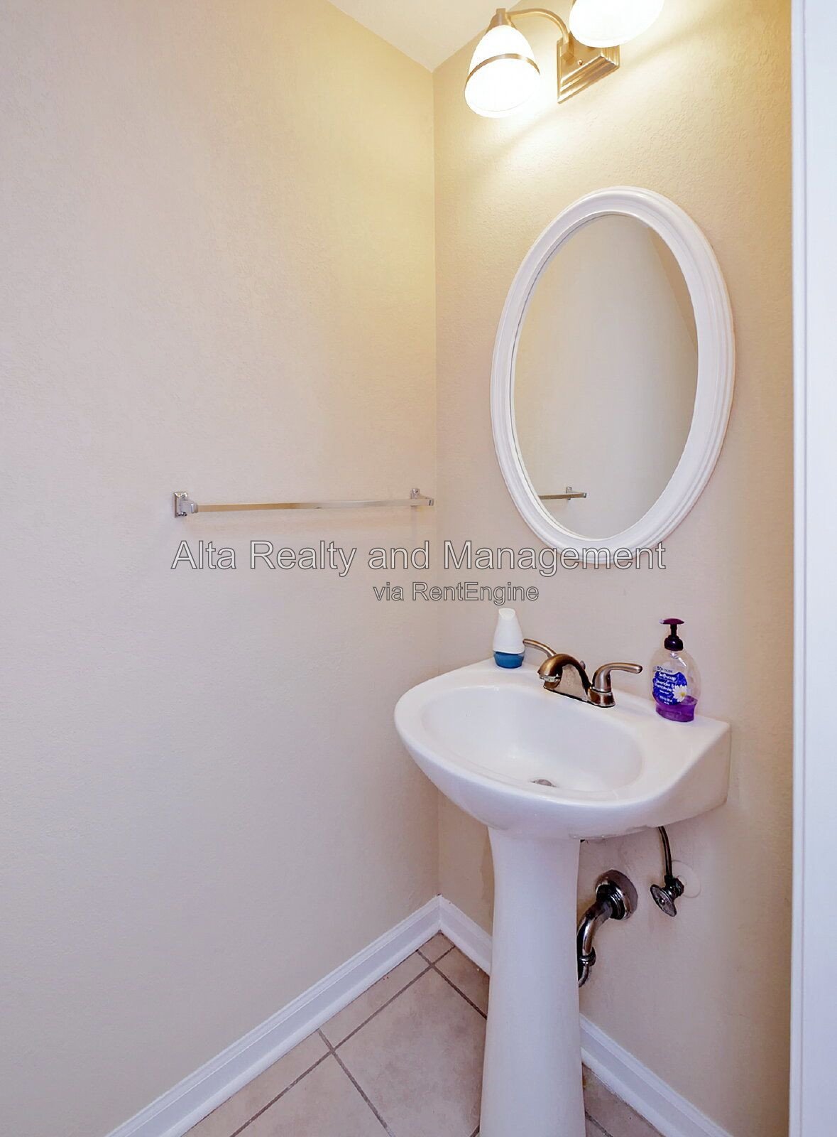 Stylish Baymeadows Townhome with Dual Suites & Resort Amenities property image