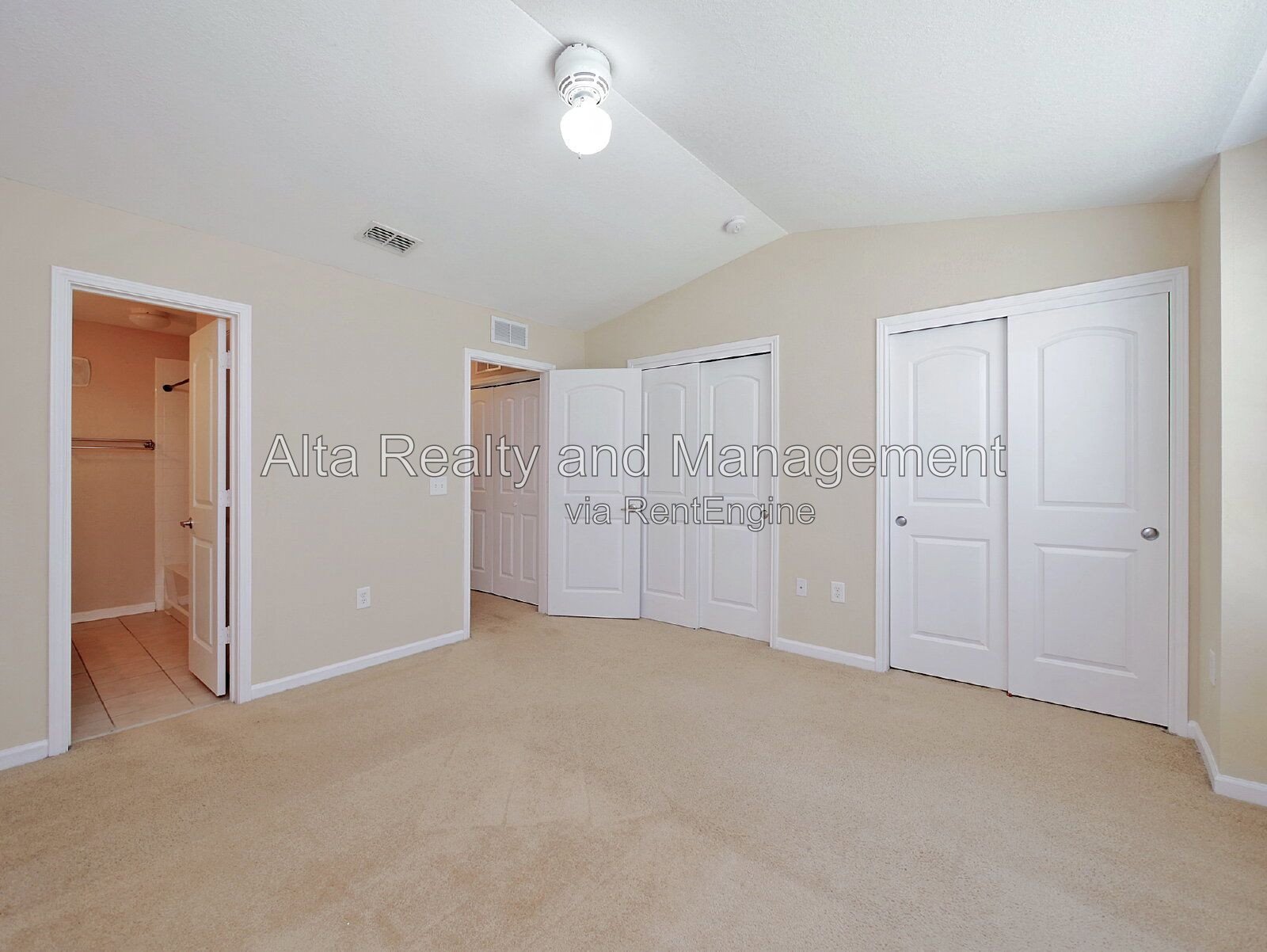 Stylish Baymeadows Townhome with Dual Suites & Resort Amenities property image