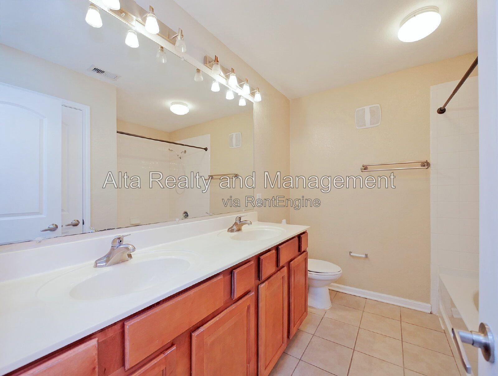 Stylish Baymeadows Townhome with Dual Suites & Resort Amenities property image