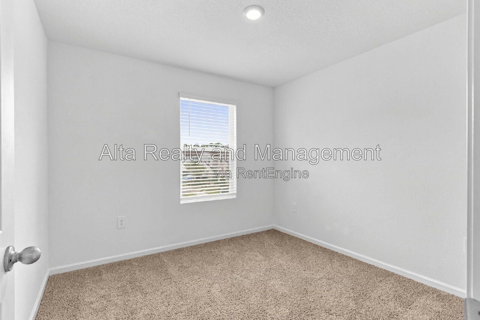 3-Bedroom Townhome for Rent in Jacksonville, FL 32218 | Pond Views & Garage property image