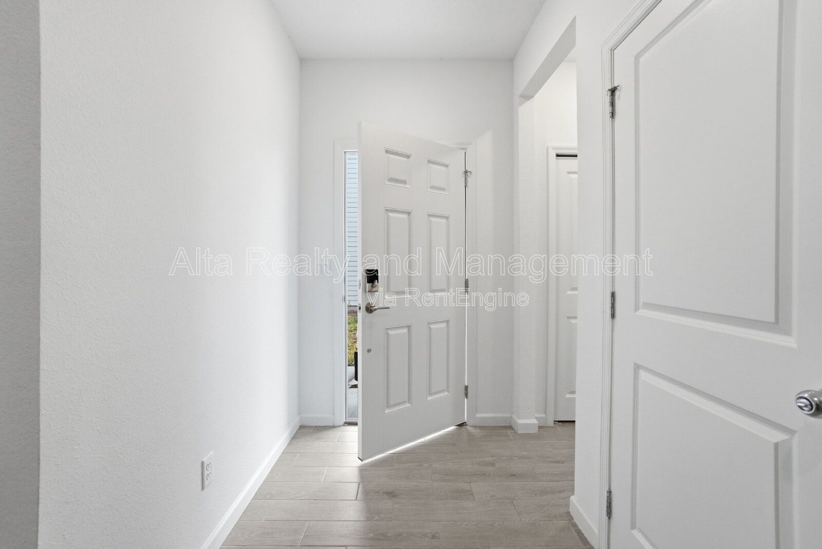 Beautiful 3-Bedroom Townhome with Garage & Screened Patio! property image