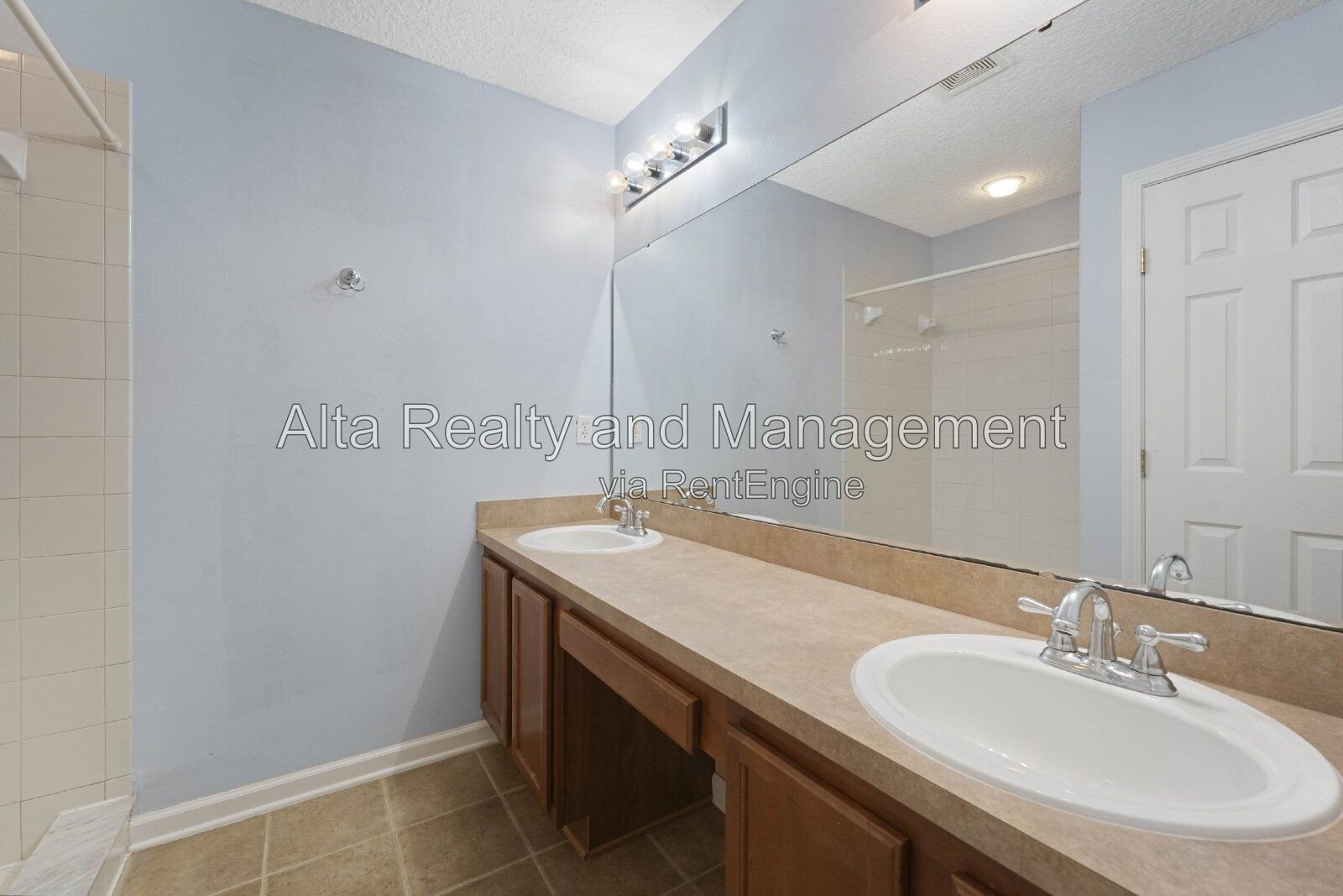 Charming 3BR Townhouse with Garage & Private Patio – Prime Location Near NAS JAX property image